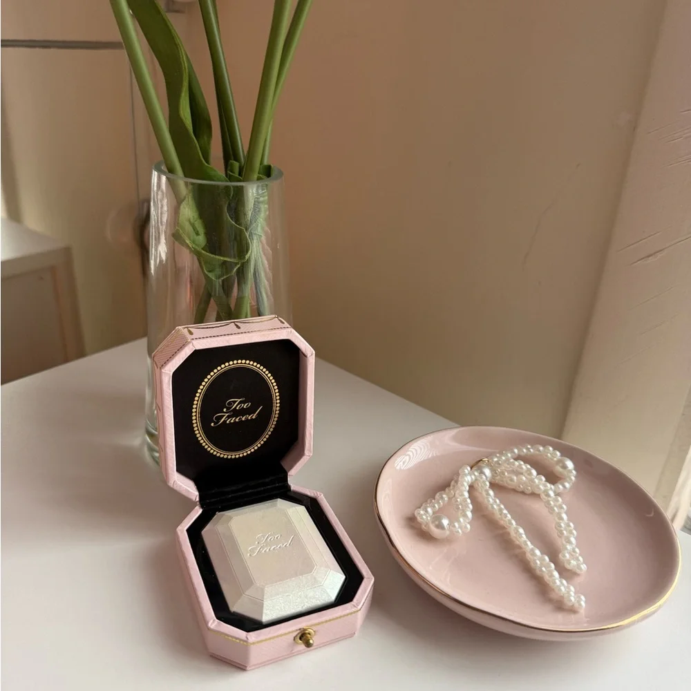 Too Faced Diamond Light Highlighter - White and Silver - Picture 6 of 11